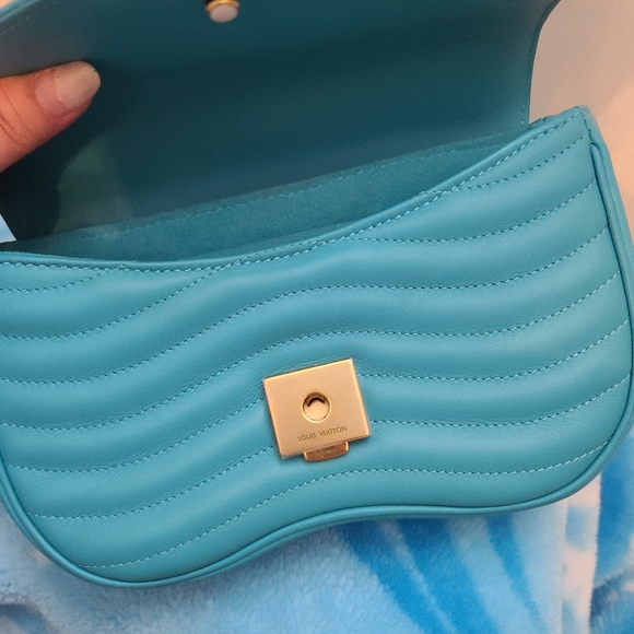 ❌❌SOLD❌❌LIKE NEW louis vuitton WAVE - Picture 6 of 13